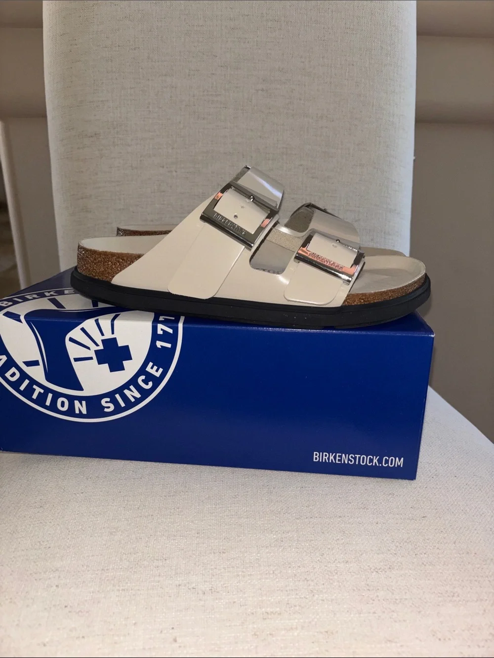 Birkenstock Arizona Droplet Buckle Sandals. High-Shine Oyster. Size 38. NWT b